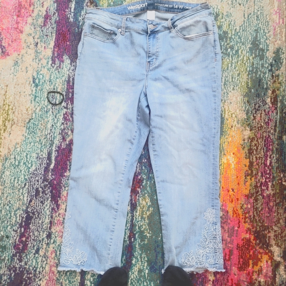 Cropped Regular Fit Demin Cotton Jeans with White Floral Embroider at Hem